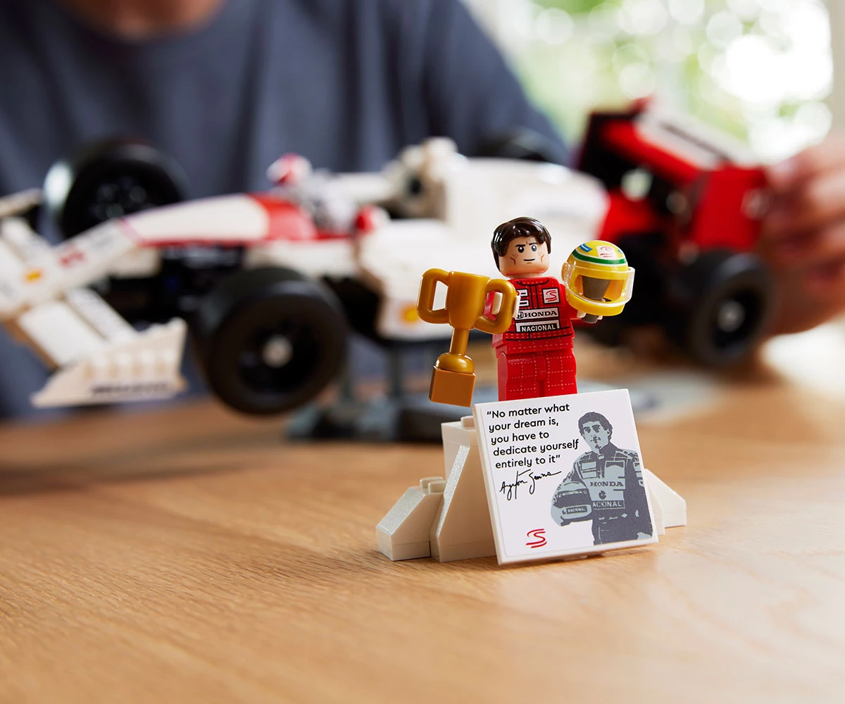 Детски комплект за игра конструктор LEGO® Icons 10330 - McLaren MP4/4 и Айртон Сена thumb 10 Конструктор ЛЕГО Icons 10330 thumb 10
