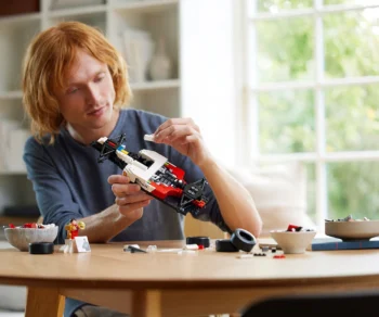 Детски комплект за игра конструктор LEGO® Icons 10330 – McLaren MP4/4 и Айртон Сена