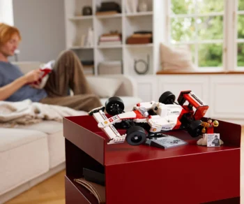 Детски комплект за игра конструктор LEGO® Icons 10330 – McLaren MP4/4 и Айртон Сена