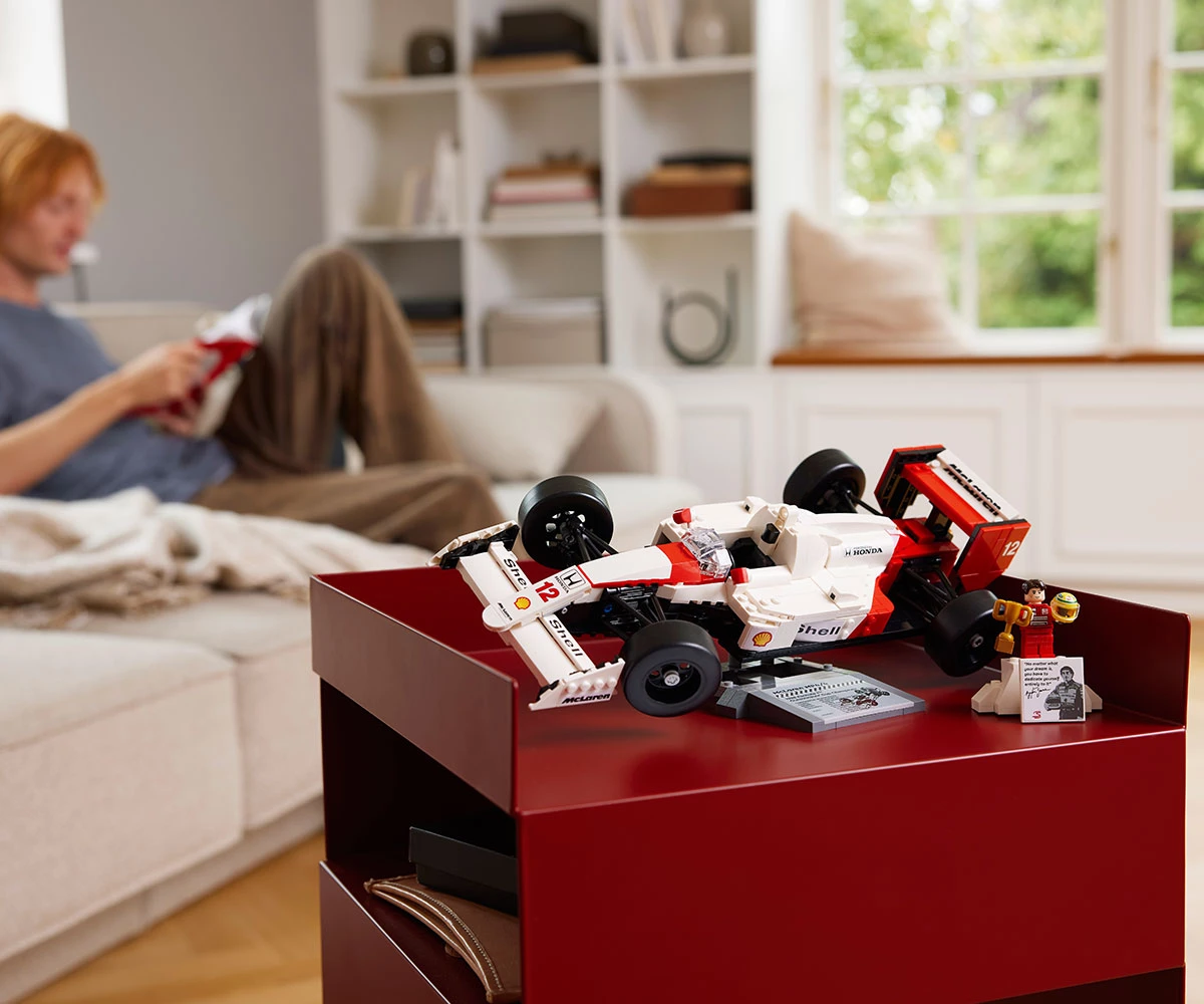 Детски комплект за игра конструктор LEGO® Icons 10330 - McLaren MP4/4 и Айртон Сена thumb 15 Конструктор ЛЕГО Icons 10330 thumb 15