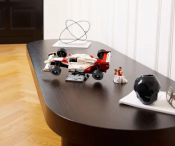 Детски комплект за игра конструктор LEGO® Icons 10330 – McLaren MP4/4 и Айртон Сена