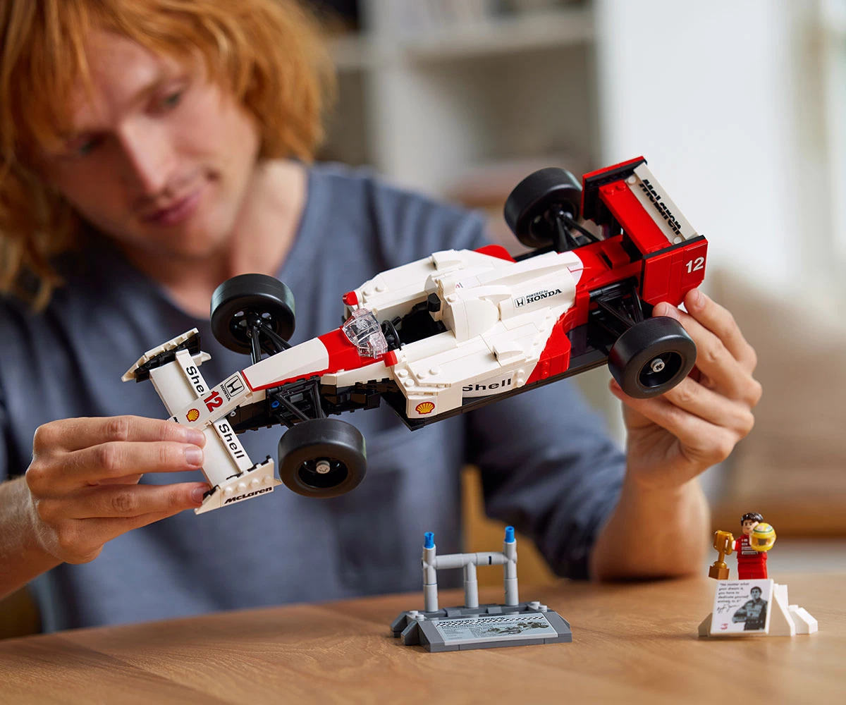 Детски комплект за игра конструктор LEGO® Icons 10330 - McLaren MP4/4 и Айртон Сена thumb 5 Конструктор ЛЕГО Icons 10330 thumb 5