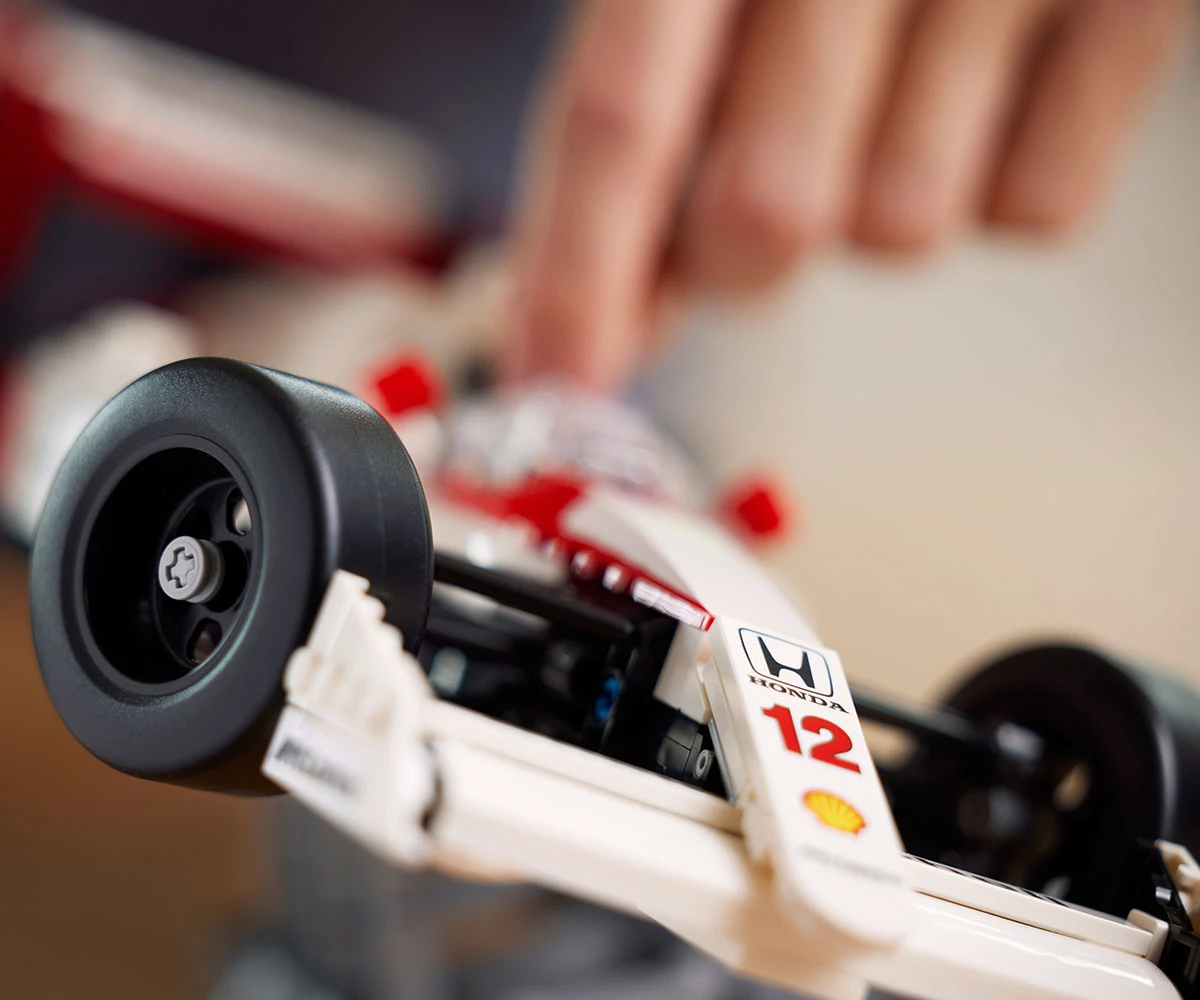 Детски комплект за игра конструктор LEGO® Icons 10330 - McLaren MP4/4 и Айртон Сена thumb 6 Конструктор ЛЕГО Icons 10330 thumb 6