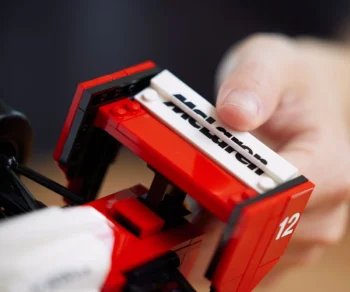 Детски комплект за игра конструктор LEGO® Icons 10330 – McLaren MP4/4 и Айртон Сена