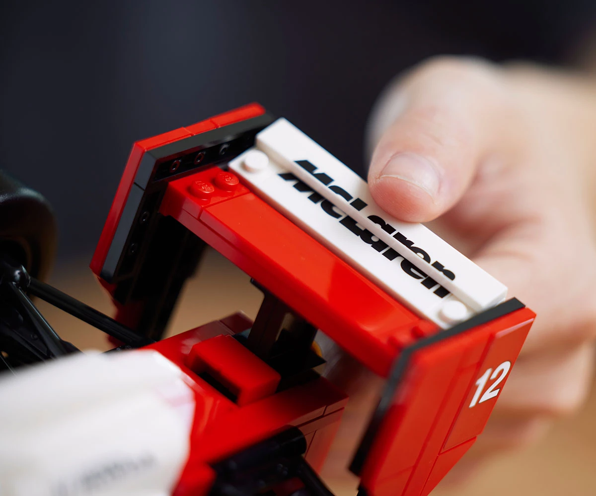 Детски комплект за игра конструктор LEGO® Icons 10330 - McLaren MP4/4 и Айртон Сена thumb 7 Конструктор ЛЕГО Icons 10330 thumb 7