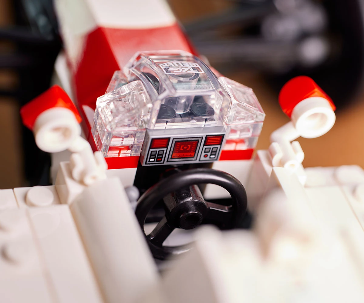 Детски комплект за игра конструктор LEGO® Icons 10330 - McLaren MP4/4 и Айртон Сена thumb 8 Конструктор ЛЕГО Icons 10330 thumb 8
