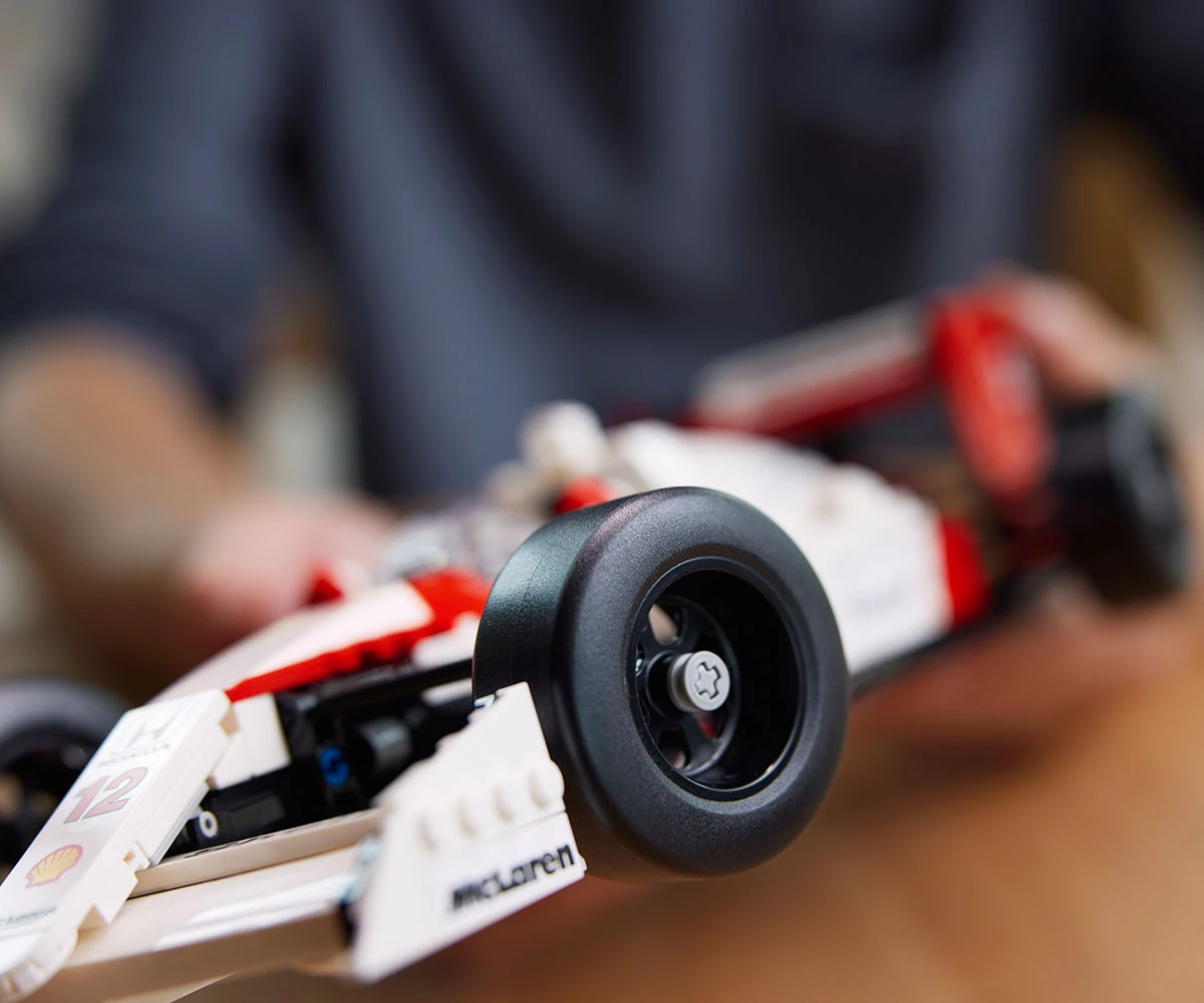 Детски комплект за игра конструктор LEGO® Icons 10330 - McLaren MP4/4 и Айртон Сена thumb 9 Конструктор ЛЕГО Icons 10330 thumb 9
