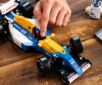 Детски комплект за игра LEGO® Icons 10353 – Williams Racing FW14B & Nigel Mansell
