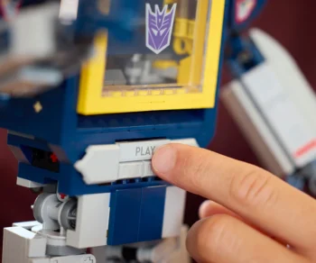 Детски комплект за игра LEGO® Icons 10358 – Transformers: Soundwave