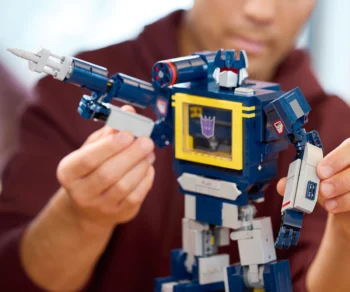 Детски комплект за игра LEGO® Icons 10358 – Transformers: Soundwave