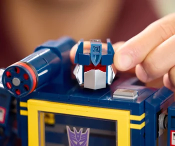 Детски комплект за игра LEGO® Icons 10358 – Transformers: Soundwave