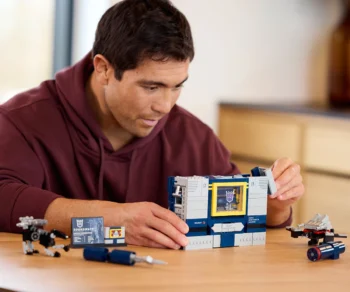 Детски комплект за игра LEGO® Icons 10358 – Transformers: Soundwave