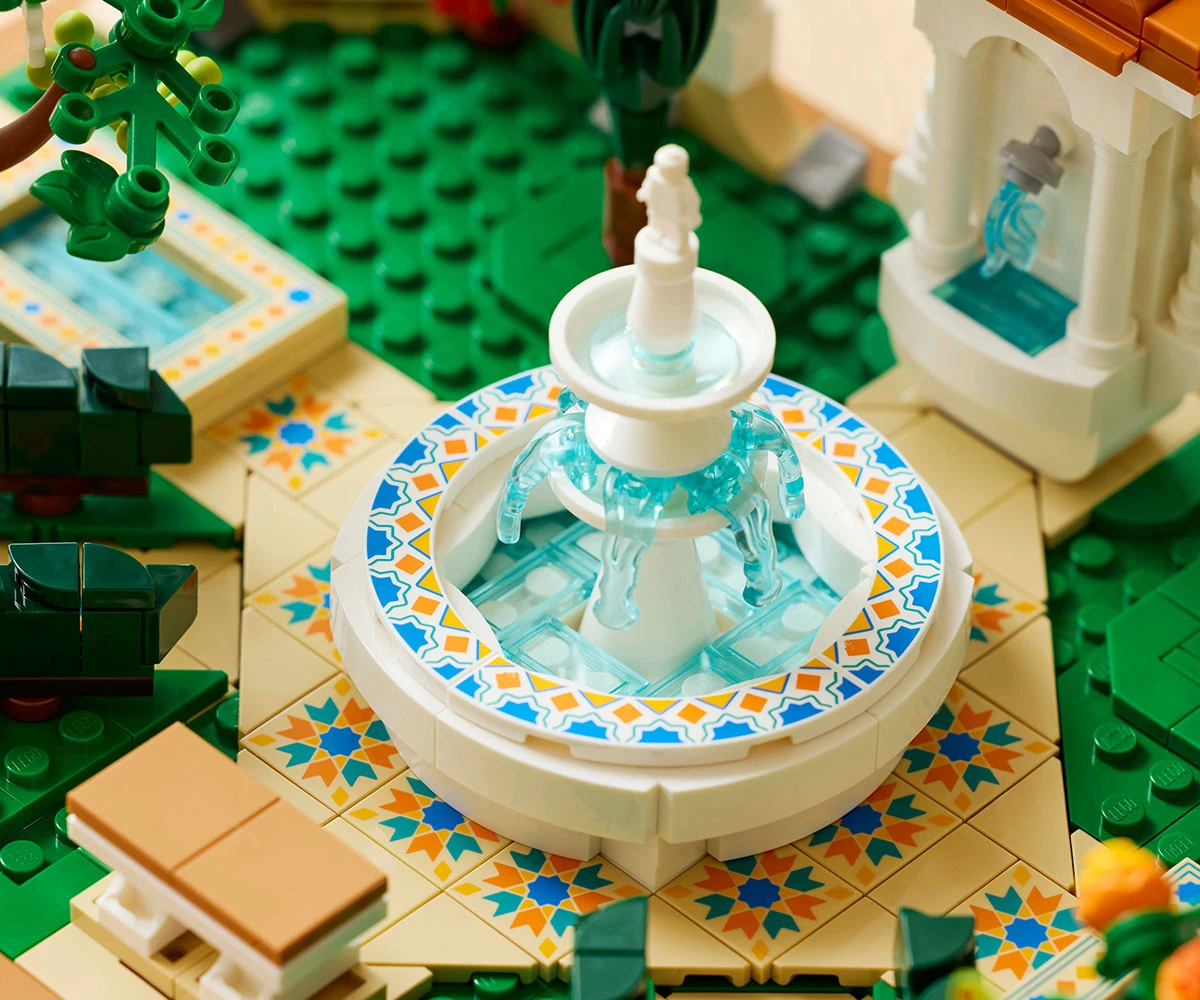Детски комплект за игра LEGO® Icons 10359 - Градина с фонтан thumb 7 Конструктор ЛЕГО Icons 10359 thumb 7