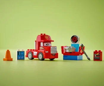 Детски комплект за игра конструктор LEGO® DUPLO® Disney™ 10417 – Мак на състезание