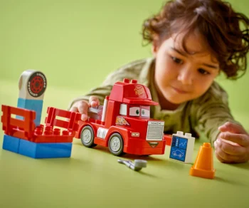 Детски комплект за игра конструктор LEGO® DUPLO® Disney™ 10417 – Мак на състезание
