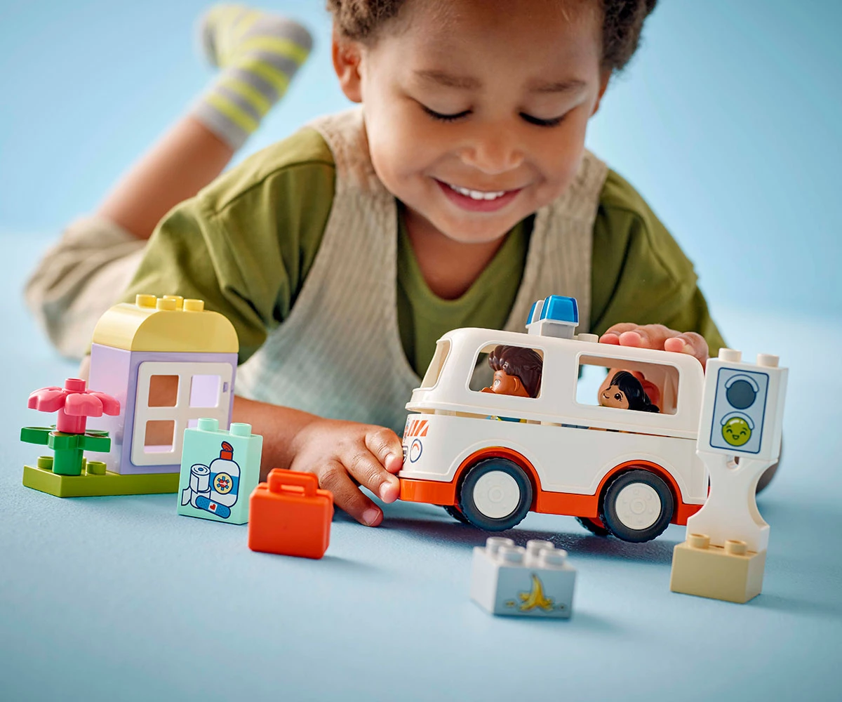 Детски комплект за игра LEGO® DUPLO 10447 - Линейка и шофьор thumb 6 Конструктор ЛЕГО DUPLO 10447 thumb 6