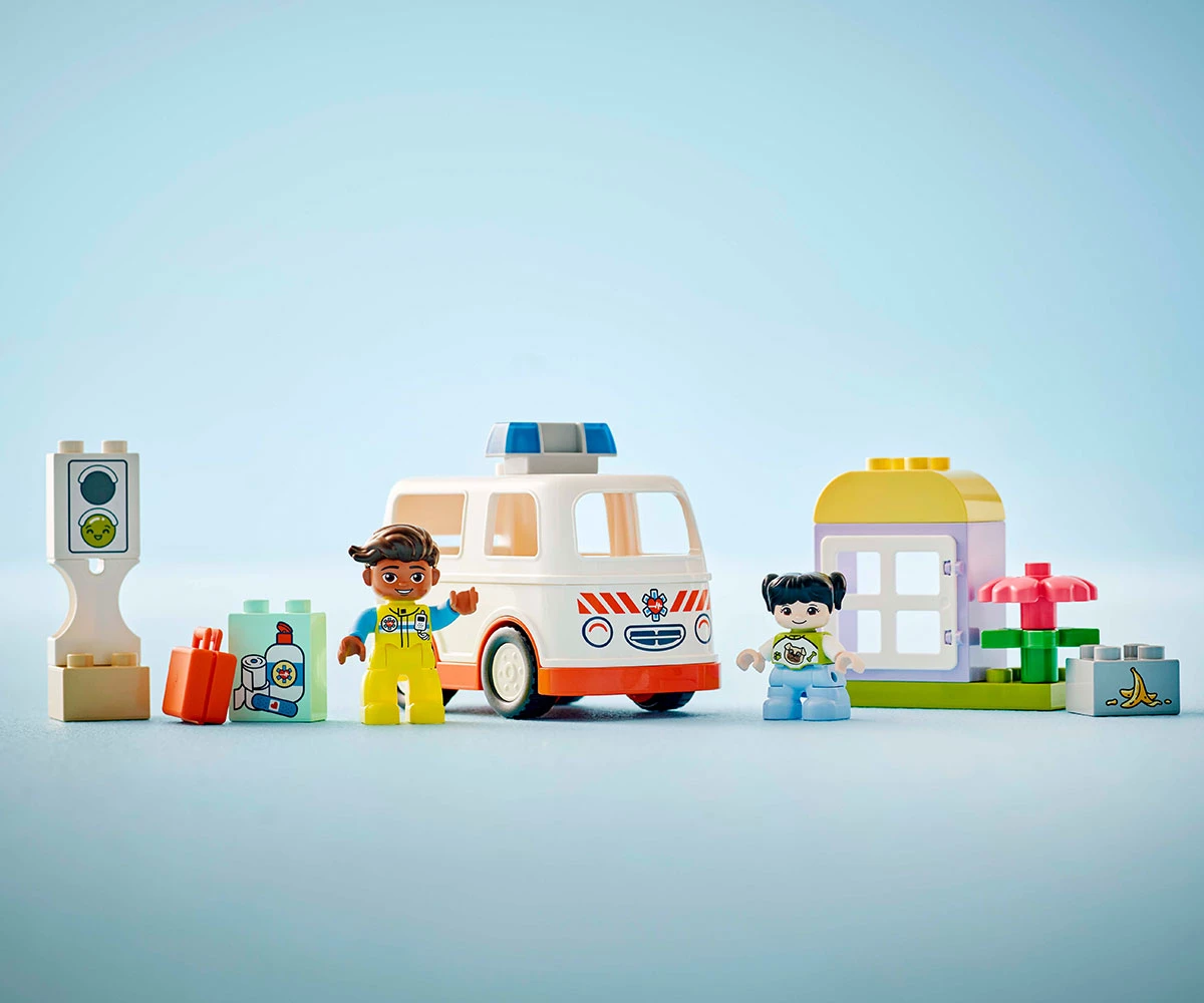 Детски комплект за игра LEGO® DUPLO 10447 - Линейка и шофьор thumb 8 Конструктор ЛЕГО DUPLO 10447 thumb 8