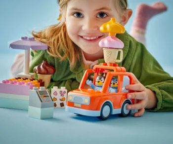 Детски комплект за игра LEGO® DUPLO® Bluey 10458 – Сладоледено приключение с Блуи