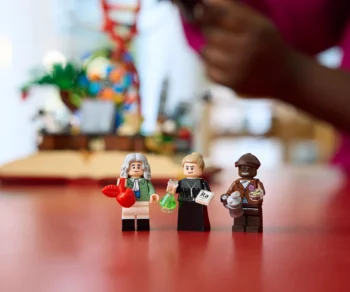 Детски комплект за игра LEGO® Ideas 21355 – Еволюцията на техническите науки