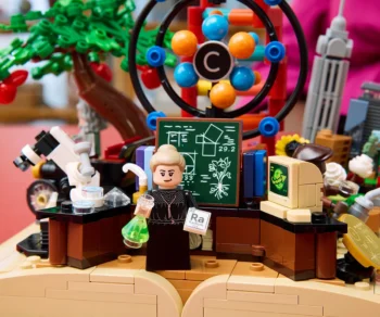 Детски комплект за игра LEGO® Ideas 21355 – Еволюцията на техническите науки