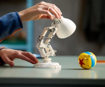 Детски комплект за игра LEGO® Ideas 21357 – Disney Pixar Luxo Jr.