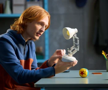 Детски комплект за игра LEGO® Ideas 21357 – Disney Pixar Luxo Jr.