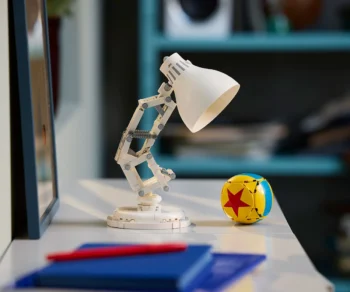 Детски комплект за игра LEGO® Ideas 21357 – Disney Pixar Luxo Jr.