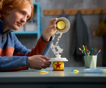 Детски комплект за игра LEGO® Ideas 21357 – Disney Pixar Luxo Jr.