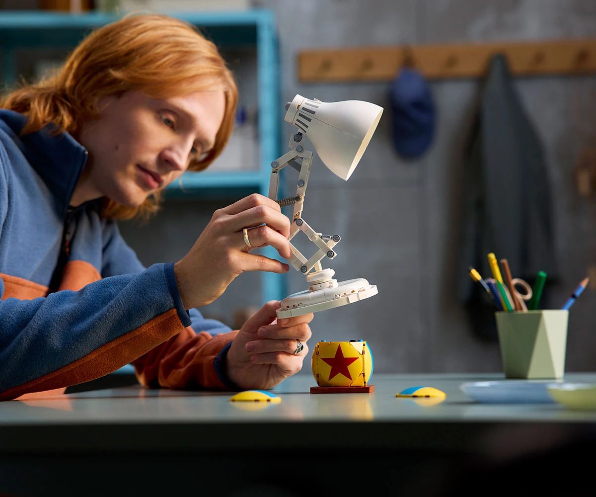Детски комплект за игра LEGO® Ideas 21357 - Disney Pixar Luxo Jr. thumb 7 LEGO® Ideas 21357 - Disney Pixar Luxo Jr. thumb 7