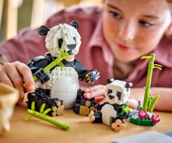 Детски комплект за игра LEGO® Creator 31165 – Диви животни: Семейство панди