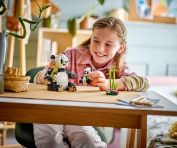 Детски комплект за игра LEGO® Creator 31165 – Диви животни: Семейство панди