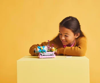 Детски комплект за игра LEGO® Creator 31169 – Пишеща машина с цветя