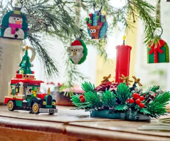 Детски комплект за игра LEGO® Iconic 40743 – Коледно украшение за маса