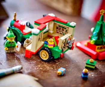 Детски комплект за игра LEGO® Iconic 40746 – Камионът за доставки на Дядо Коледа
