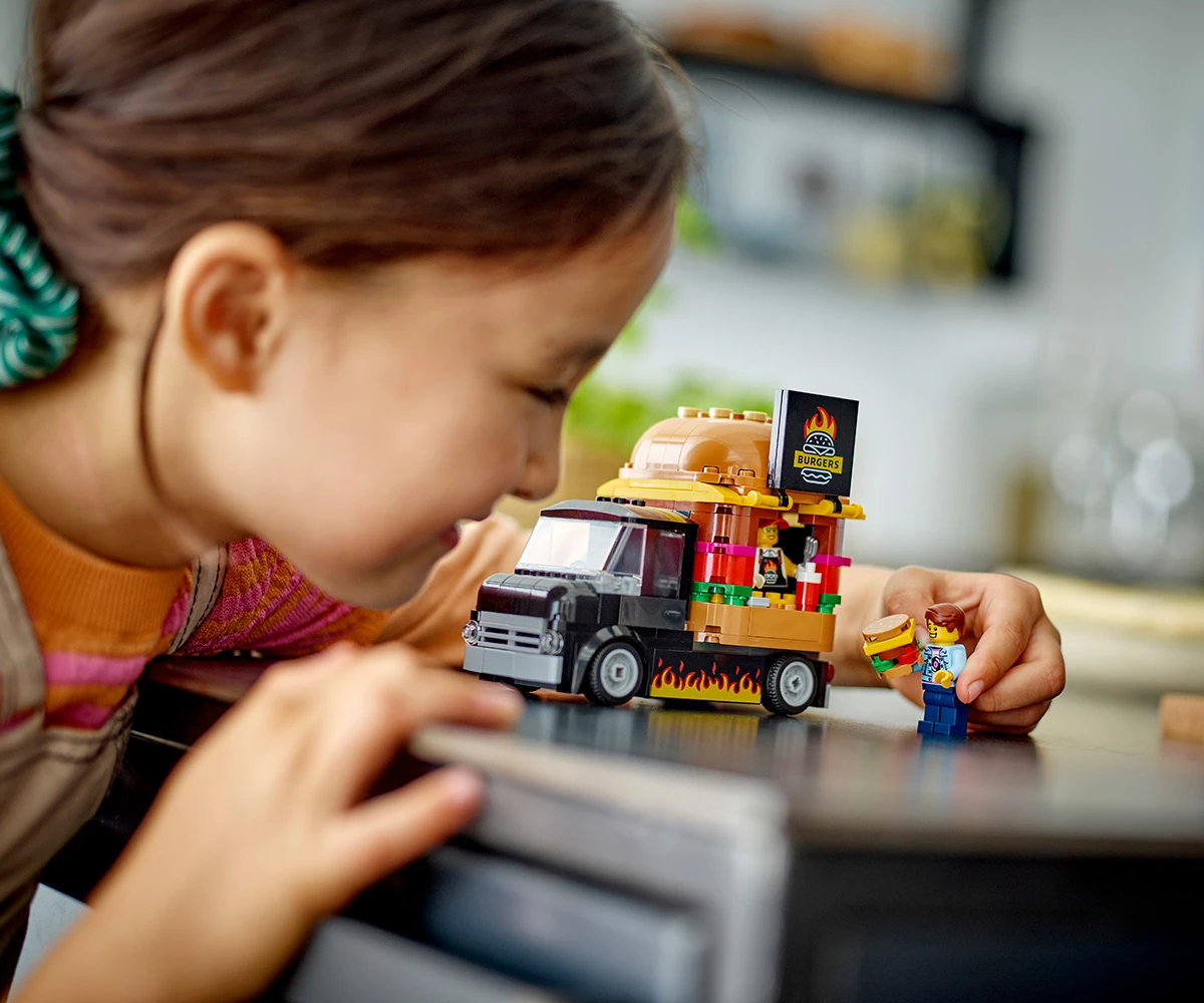 Детски комплект за игра LEGO® City Great Vehicles 60404 - Камион за хамбургери thumb 11 Конструктор ЛЕГО City 60404 thumb 11