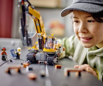 Детски комплект за игра LEGO® City 60420 – Жълт строителен екскаватор