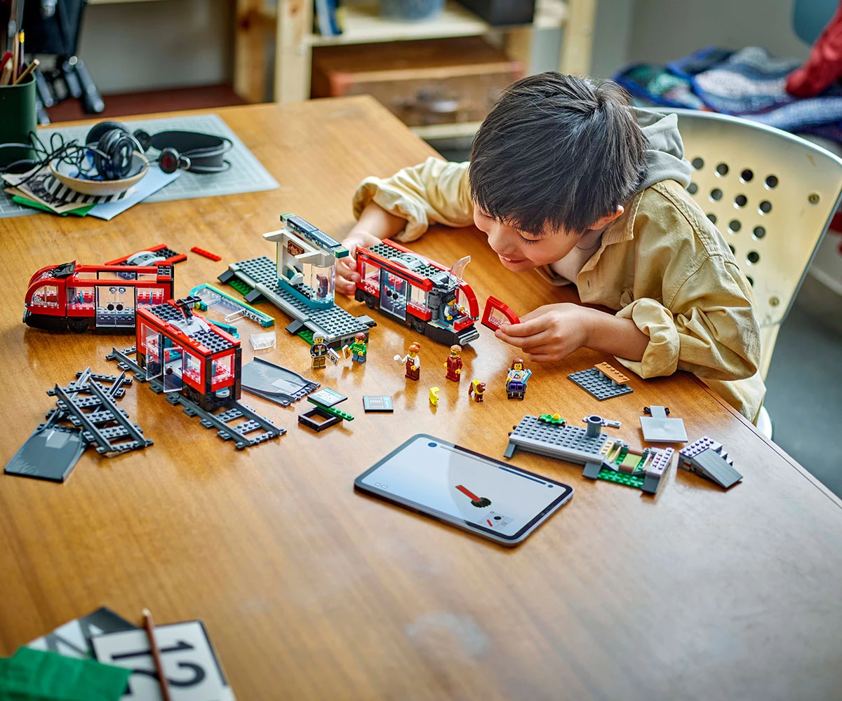 Детски комплект за игра LEGO® City 60423 - Трамвай и гара в центъра на града thumb 4 Конструктор ЛЕГО City 60423 thumb 4