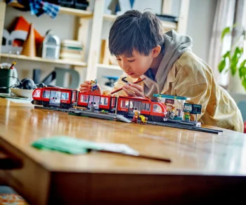 Детски комплект за игра LEGO® City 60423 – Трамвай и гара в центъра на града