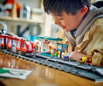 Детски комплект за игра LEGO® City 60423 – Трамвай и гара в центъра на града