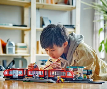Детски комплект за игра LEGO® City 60423 – Трамвай и гара в центъра на града