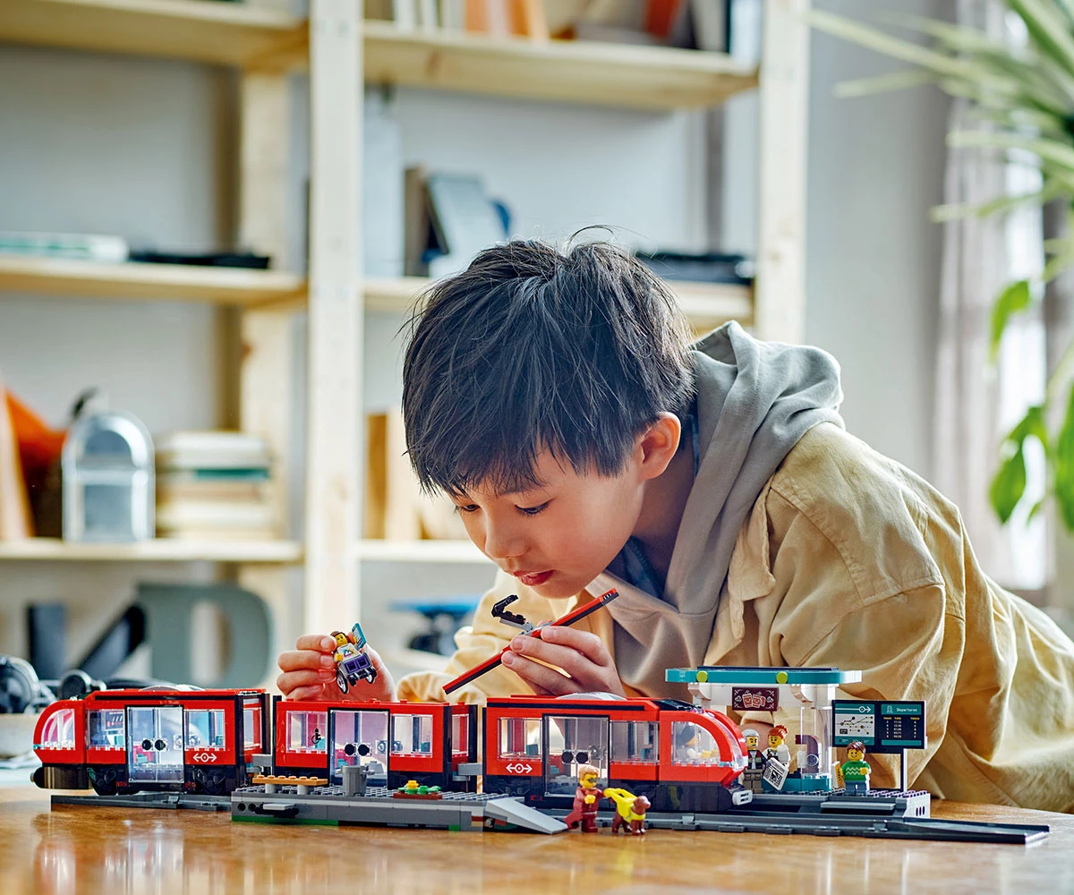 Детски комплект за игра LEGO® City 60423 - Трамвай и гара в центъра на града thumb 7 Конструктор ЛЕГО City 60423 thumb 7