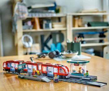 Детски комплект за игра LEGO® City 60423 – Трамвай и гара в центъра на града