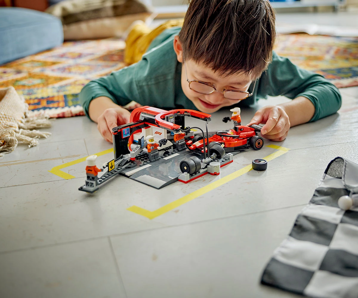 Детски комплект за игра LEGO® City 60443 - Питстоп и механици от F1® с кола Ferrari thumb 10 Конструктор ЛЕГО City 60443 thumb 10
