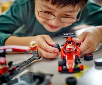 Детски комплект за игра LEGO® City 60443 – Питстоп и механици от F1® с кола Ferrari