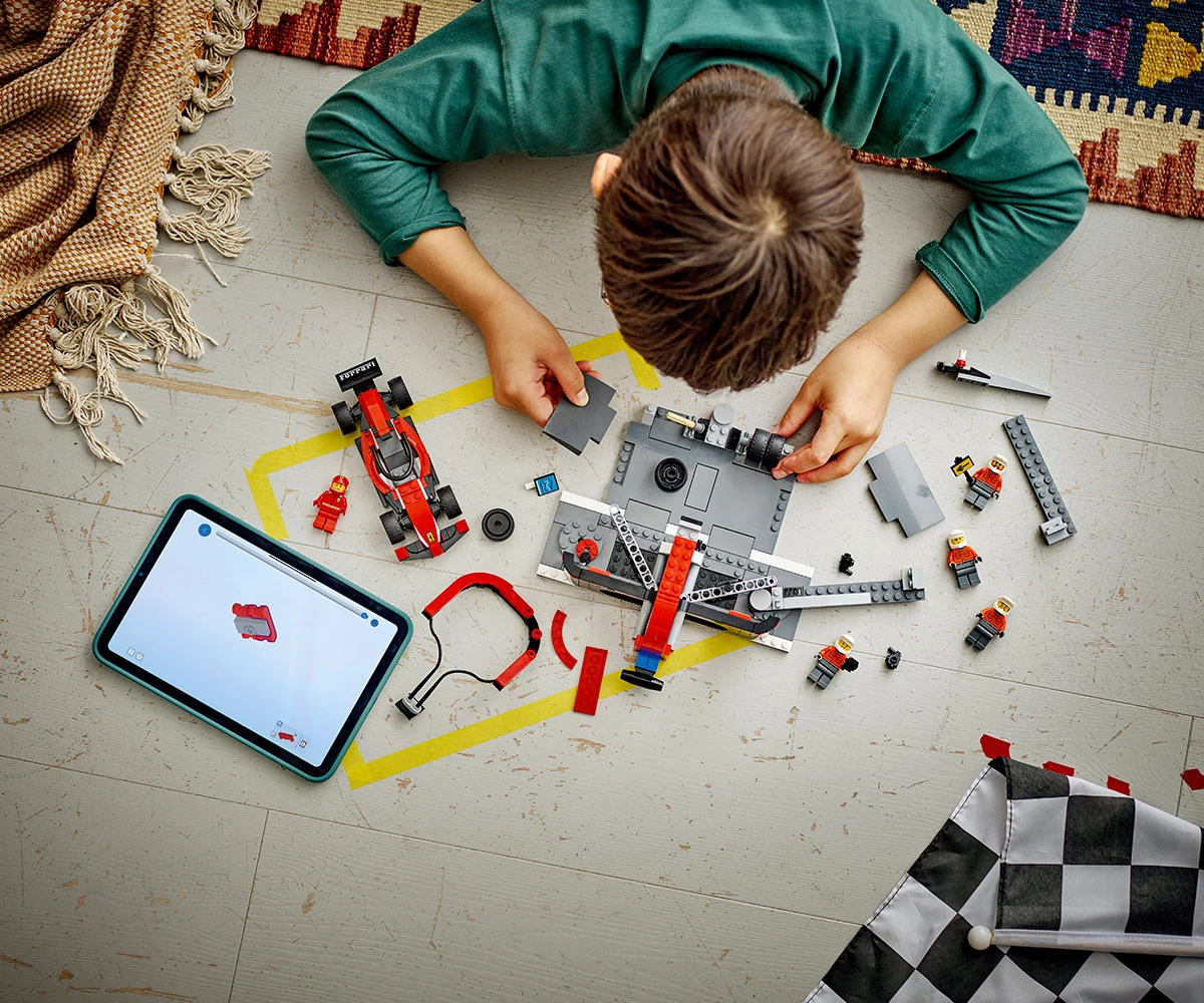 Детски комплект за игра LEGO® City 60443 - Питстоп и механици от F1® с кола Ferrari thumb 8 Конструктор ЛЕГО City 60443 thumb 8