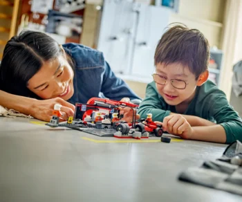 Детски комплект за игра LEGO® City 60443 – Питстоп и механици от F1® с кола Ferrari