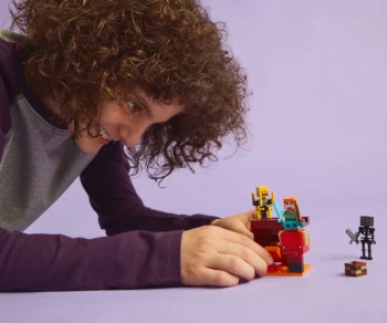 Детски комплект за игра LEGO® Minecraft™ 21266 – Битка в пъклената лава