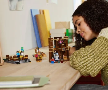 Детски комплект за игра LEGO® Minecraft® 21272 – Боен ринг в Горското име