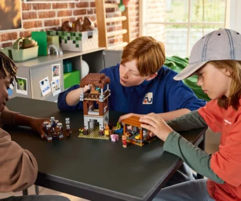 Детски комплект за игра LEGO® Minecraft® 21278 – Кулата на грабителите и Опустошителя