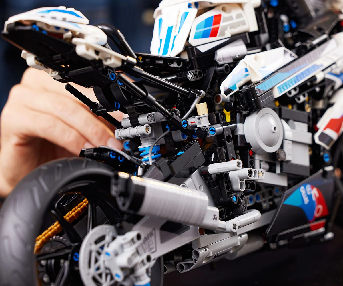 Детски комплект за игра LEGO® Technic 42130 - BMW M 1000 RR thumb 12 Конструктор ЛЕГО Technic 42130 thumb 12